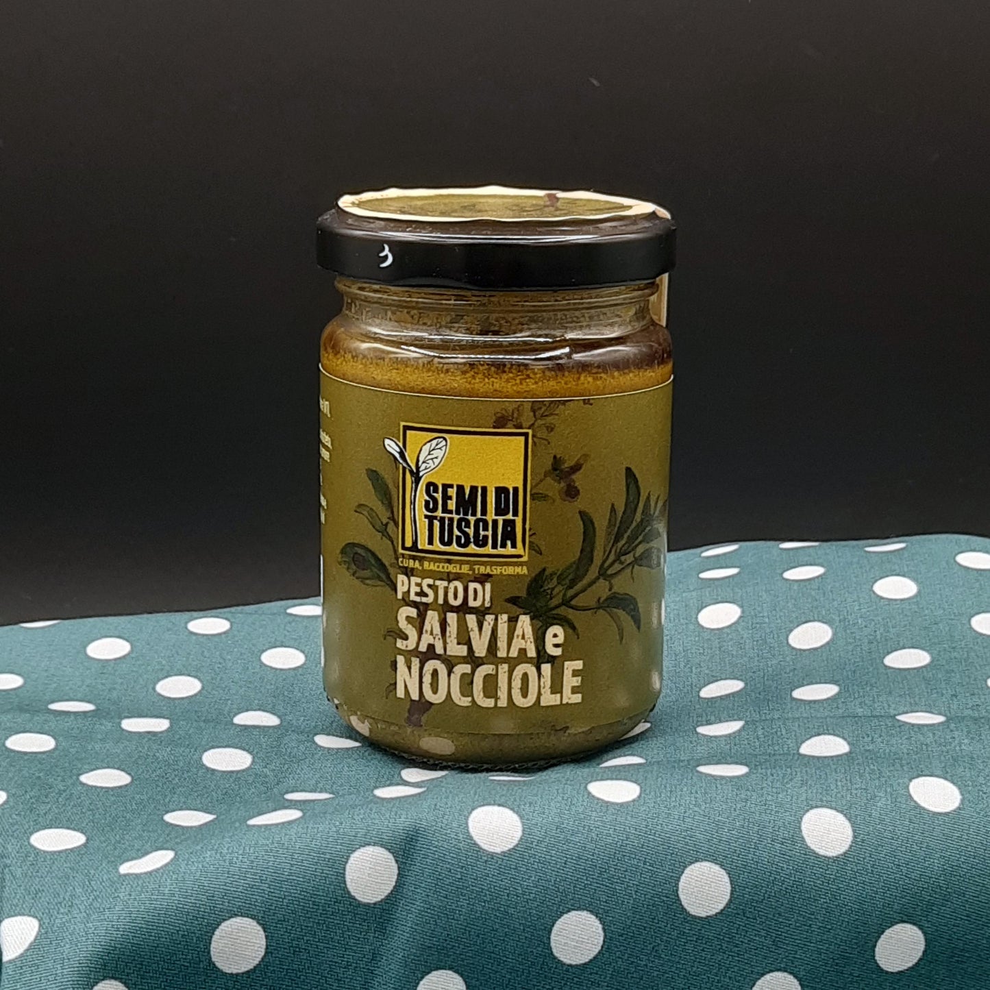 Pesto di salvia e nocciole